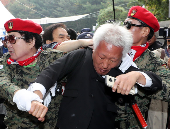 자유한국당 류석춘 혁신위원장, 폭행·욕설 봉변