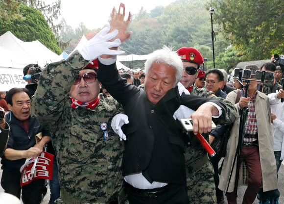 자유한국당 류석춘 혁신위원장, 폭행·욕설 봉변