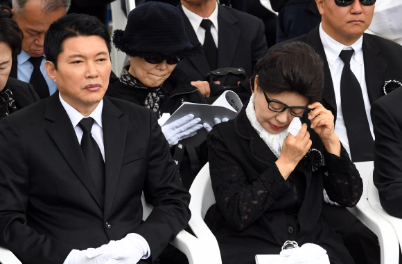 26일 서울 동작동 국립현충원에서 열린 박정희 전 대통령 38주기 추모식에서 박근령씨가 추모사를 들으며 눈물을 흘리고 있다.    2017. 10. 26 정연호 기자 tpgod@seoul.co.kr