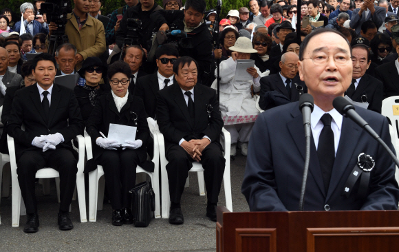 26일 서울 동작동 국립현충원에서 열린 박정희 전 대통령 38주기 추모식에서 박근령씨가  추모사를 듣고 있다.    2017. 10. 26 정연호 기자 tpgod@seoul.co.kr