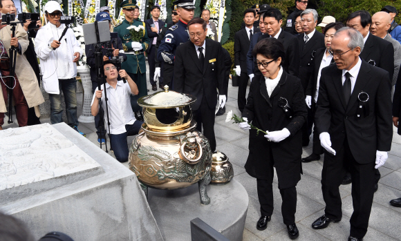26일 서울 동작동 국립현충원에서 열린 박정희 전 대통령 38주기 추모식에서 박근령씨가 묘역에 헌화를 하고  있다. 2017. 10. 26 정연호 기자 tpgod@seoul.co.kr