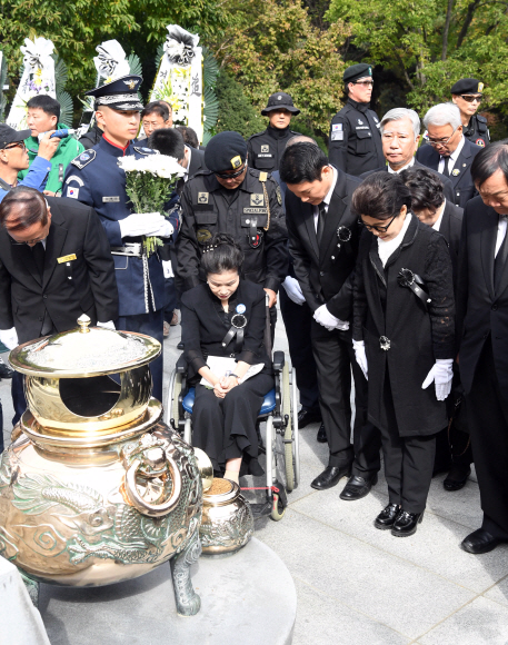 26일 서울 동작동 국립현충원에서 열린 박정희 전 대통령 38주기 추모식에서 박근령씨가  묘역 앞에서 묵념을 하고 있다.   2017. 10. 26 정연호 기자 tpgod@seoul.co.kr