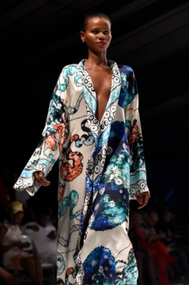 모델이 25일(현지시간) 나이지리아 라고스에서 열린 ‘라고스 패션 & 디자인 위크’에서 Eki Orleans의 작품을 선보이고 있다. AFP 연합뉴스