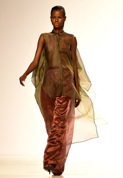 모델이 25일(현지시간) 나이지리아 라고스에서 열린 ‘라고스 패션 & 디자인 위크’에서 Ugo Monye의 작품을 선보이고 있다. AFP 연합뉴스