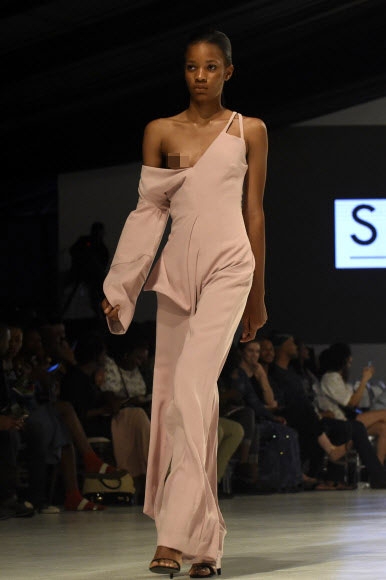 모델이 25일(현지시간) 나이지리아 라고스에서 열린 ‘라고스 패션 & 디자인 위크’에서 Style Temble의 작품을 선보이고 있다. AFP 연합뉴스