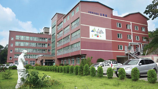 경기도 화성시에 있는 상록요양병원 전경.