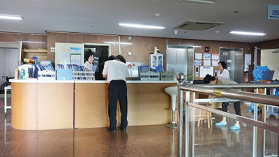 경기도 화성시에 있는 상록요양병원과 내부 모습.