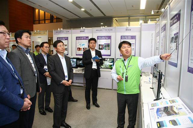 지난 24일 경기 수원 삼성전자 디지털시티에서 열린 ‘글로벌 환경안전 혁신대회’의 모습.