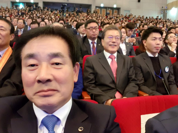 지난 26일 전남 여수에서 열린 ’제5회 지방자치의 날’ 기념식에서 공무원, 시민 등 수상자들과 함께 세 번째 줄에 앉아있는 문재인 대통령. 이날은 지방자치의 날 기념식이라는 점을 고려해 맨 앞줄에 광역단체장들, 두 번째 줄에는 기초단체장들이 앉도록 자리를 배치했다.  송기섭 진천군수 제공 = 연합뉴스