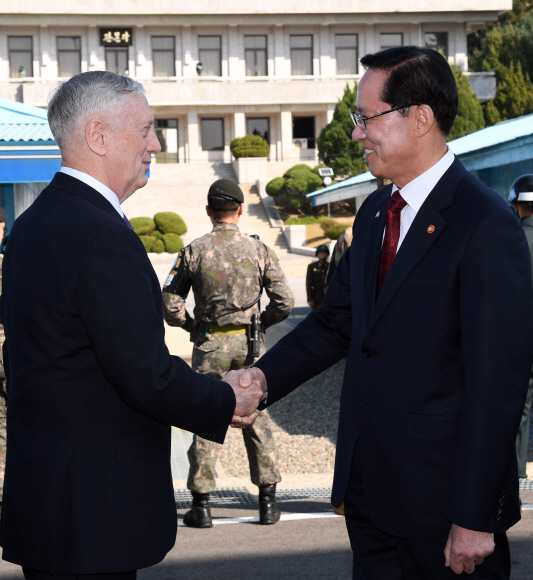 송영무 국방부 장관(오른쪽)과 제임스 매티스 미국 국방부 장관이 27일 오후 경기도 파주 비무장지대에 있는 판문점 공동경비구역(JSA)에서 대북 메시지를 발표 후 악수를 하고 있다. 2017. 10. 27  사진공동취재단