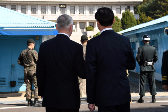 송영무 국방부 장관(오른쪽)과 제임스 매티스 미국 국방부 장관이 27일 오후 경기도 파주 비무장지대에 있는 판문점 공동경비구역(JSA)에서 대북 메시지를 발표 후 북측을 바라보고 있다. 2017. 10. 27  사진공동취재단