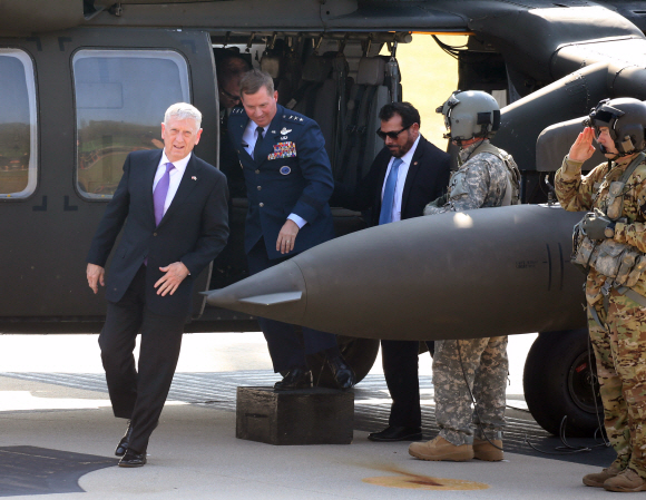 판문점 JSA에서 송영무 국방부 장관과 대북 메시지 발표를 앞둔 제임스 매티스 미국 국방부 장관이 27일 오전 경기도 파주 캠프 보나파스에 헬기를 타고 도착하고 있다. 2017. 10. 27  사진공동취재단