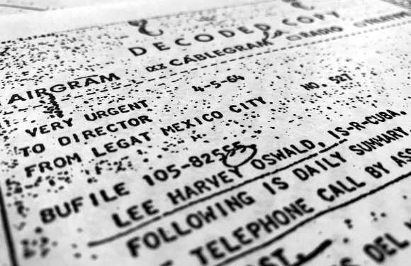 26일(현지시간) 공개된 존 F. 케네디 전 미국 대통령 암살 관련 기밀문서. 미 연방수사국(FBI)의 에드거 후버 국장이 케네디 전 대통령 암살범 리 하비 오스왈드의 죽음에 관해 언급한 내용을 담고 있다. [AP=연합뉴스]