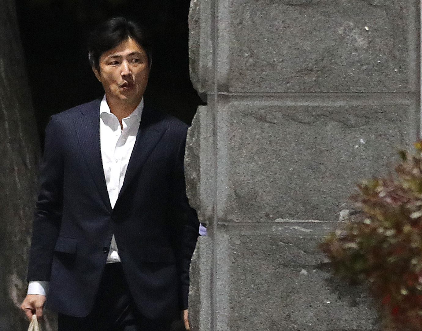 관세청 인사에 개입해 금품을 받은 혐의(알선수재)로 구속돼 재판을 받던 고영태씨가 보석 석방돼 27일 오후 경기도 의왕시 서울구치소에서 나서고 있다. 뉴스1