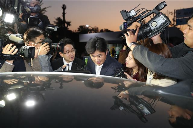 보석으로 석방되는 고영태