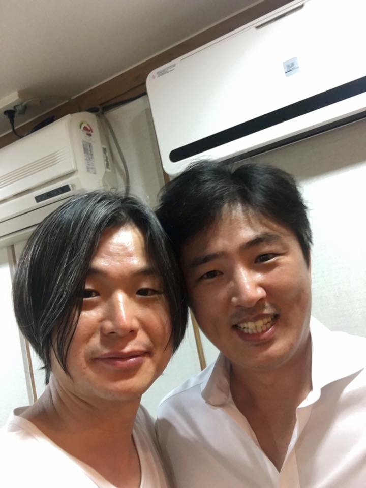 고영태씨와 인증사진을 자신의 페이스북에 올린 시사인 주진우 기자.그는 28일 “고영태가 돌아왔습니다. 최순실 비밀 사무실 제보는 무시하시고, 제보한 고영태를 잡아가시다니....그가 얼마나 억울한 옥살이를 했는지는 차차 밝히겠습니다. 아무튼, 오늘부터는 오직 MB만 찬양하려 합니다.”고 했다.