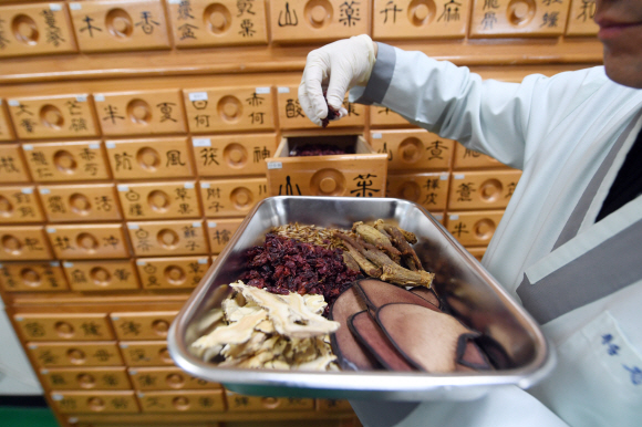 한방발효동물영양제 제조업체인 ‘내몸애’ 연구실에서 김영수 한의사가 영양제에 들어갈 한방 재료를 배합하고 있다.