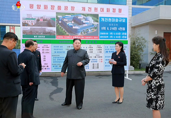 김정은 북한 노동당 위원장이 부인 리설주 등과 함께 평양화장품 공장을 시찰하는 모습이 북한 조선중앙TV에 29일 방영됐다.  연합뉴스