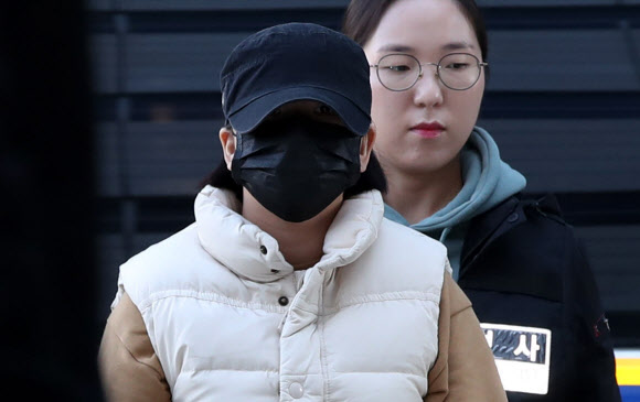 영장실질심사 출석하는 ’어금니 아빠’ 이영학 딸