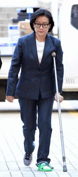 신격호 롯데그룹 총괄회장과 사실혼 관계인 서미경씨가 30일 서울 서초구 서울중앙지방법원에서 열린 ’롯데 오너가 비리’ 관련 40차 공판에 출석하고 있다. 2017. 10. 30. 박윤슬 기자 seul@seoul.co.kr