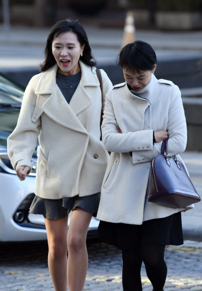 찬 공기와 강풍의 영향으로 기온이 크게 떨어진 30일 서울 종로구 광화문 네거리에서 출근하는 시민들이 걸음을 재촉하고 있다. 기상청은 이날 서울의 아침 최저기온이 영상 3도로 내려가고 강원 산간과 일부 내륙은 수은주가 영하로 떨어져 얼음이 어는 등 올 가을 들어 가장 추운 날씨를 보일 것이라고 예보했다. 2017. 10. 30. 박윤슬 기자 seul@seoul.co.kr