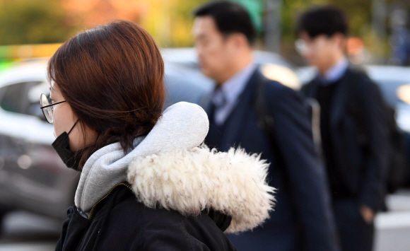 찬 공기와 강풍의 영향으로 기온이 크게 떨어진 30일 서울 종로구 광화문 네거리에서 출근하는 시민들이 걸음을 재촉하고 있다. 기상청은 이날 서울의 아침 최저기온이 영상 3도로 내려가고 강원 산간과 일부 내륙은 수은주가 영하로 떨어져 얼음이 어는 등 올 가을 들어 가장 추운 날씨를 보일 것이라고 예보했다. 2017. 10. 30. 박윤슬 기자 seul@seoul.co.kr