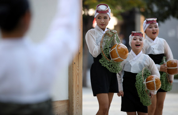 공연에 신나는 제주 소녀들