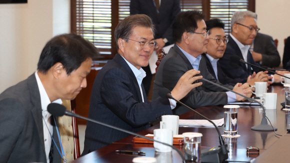 문재인 대통령이 30일 오후 청와대 여민관에서 수석보좌관회의를 주재하고 있다.  안주영 기자 jya@seoul.co.kr