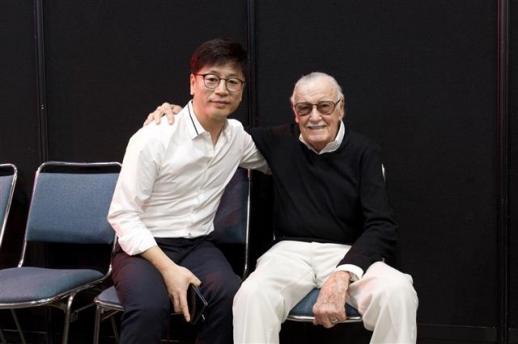 김용화(왼쪽) 감독과 마블 창시자 스탠 리. 두 사람은 2019년 개봉을 목표로 부성애를 주제로 한 ‘프로디걸’을 함께 제작한다.<br>덱스터스튜디오 제공
