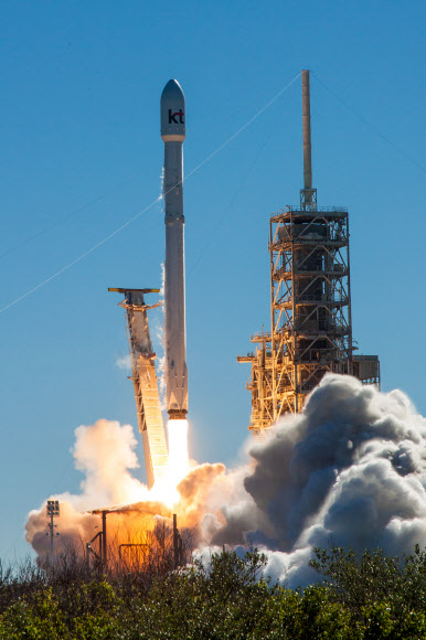 과학기술정보통신부는 한국시간 31일 오전 4시 34분(현지시간 30일 오후 3시 34분) 미국 플로리다에서 무궁화위성 5A호 발사가 성공했다고 밝혔다. 이에 따라 우리나라는 무궁화위성 5, 6, 7호와 천리안위성을 포함해 총 5기의 정지궤도 통신방송위성을 보유하게 됐다.  과학기술정보통신부 제공=연합뉴스