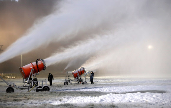 강원 평창군 용평리조트가 31일 새벽 스키장 2개 슬로프에 84대의 제설기를 동원해 이번 가을 첫 인공 눈을 뿌리며 본격적인 스키시즌 준비에 돌입했다.  연합뉴스