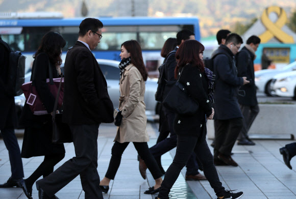 쌀쌀한 날씨가 이어진 31일 오전 서울 광화문사거리에서 시민들이 횡단보도를 건너고 있다.  연합뉴스