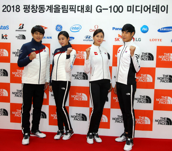 31일 서울 노원구 공릉동 태릉선수촌에서 열린 2018 평창동계올림픽대회 G-100 미디어데이에 앞서 단복을 공개하고 있다. 왼쪽은 시상복, 오른쪽은 일상복이다.  연합뉴스