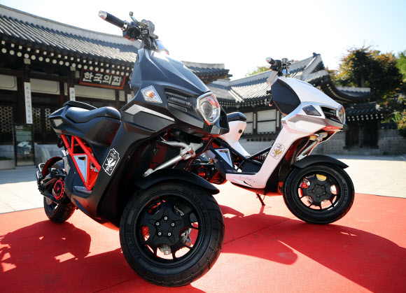 31일 오전 서울 중구 한국의집에서 열린 신차발표회에서 페루치오 람보리기니와 지피씨씨코리아가 공동 개발한 전기스쿠터 ’이소 모토 페루치오 람보르기니 에디션’을 공개하고 있다.  연합뉴스