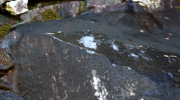 31일 오전 무등산 국립공원 7부 능선의 얼음 바위에 올해 가을 들어 처음으로 얼음이 관측됐다.  무등산국립공원사무소 제공=연합뉴스