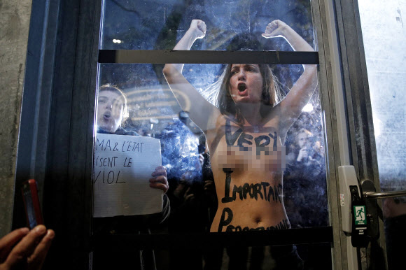 여성 인권단체 ‘피멘(Femen)’ 회원들이 30일(현지시간) 프랑스 파리의 시네마테크 프랑세즈에서 반라의 모습으로 시위를 벌이고 있다. EPA 연합뉴스