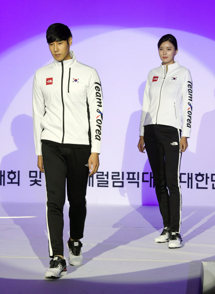 31일 서울 노원구 공릉동 태릉선수촌에서 열린 2018 평창동계올림픽대회 G-100 미디어데이에서 선수들과  모델들이 선수단 단복을 입고 런웨이를 하고 있다. 2017.10.31  정연호 기자 tpgod@seoul.co.kr