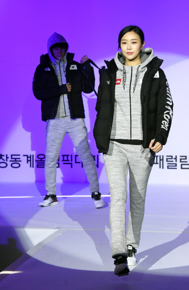 31일 서울 노원구 공릉동 태릉선수촌에서 열린 2018 평창동계올림픽대회 G-100 미디어데이에서 선수들과  모델들이 선수단 단복을 입고 런웨이를 하고 있다. 2017.10.31  정연호 기자 tpgod@seoul.co.kr