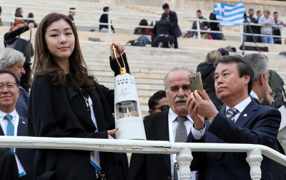 평창올림픽 성화 든 김연아