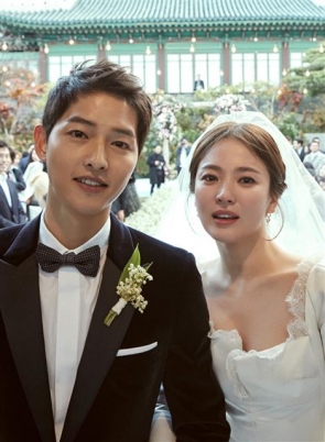 배우 송중기와 송혜교가 10월 31일 오후 서울 중구 신라호텔에서 결혼식을 올리고 있다.