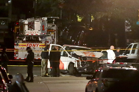 31일(현지시간) 미국 뉴욕 맨해튼 도심에서 테러 가능성이 의심되는 차량 돌진 사고가 발생했다. AP 연합뉴스