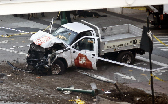 뉴욕 맨해튼서 트럭, 자전거도로로 돌진…최소 8명 사망