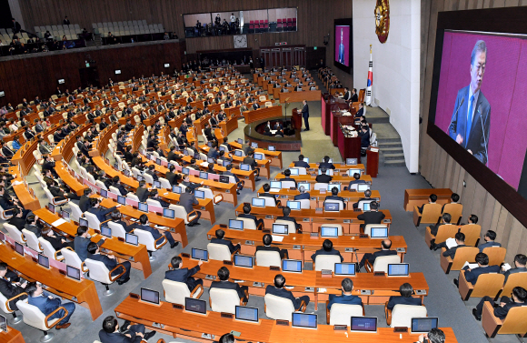 문재인 대통령이 1일 오전 서울 여의도 국회 본회의장에서 내년도 예산안 국회 본회의 상정에 따른 시정연설을 하고 있다. 2017. 11. 01  강성남 선임기자 snk@seoul.co.kr