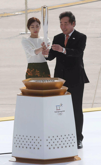 2018 평창동계올림픽 성화가 1일 인천국제공항을 통해 도착해 101일간의 여정을 시작했다. 이낙연 총리와 김연아가 성화에 불을 붙이고 있다. 박윤슬 기자 seul@seoul.co.kr