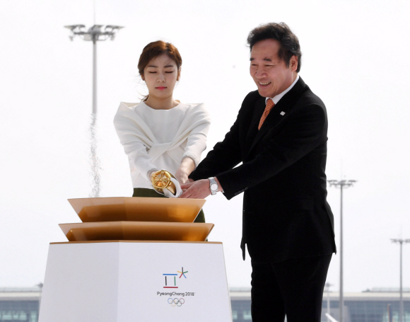 2018 평창동계올림픽 성화가 1일 오전 인천국제공항 2터미널에 도착했다. 이낙연 국무총리가 김연아 홍보대사와 성화대에 불을 붙이고 있다. 박윤슬 기자 seul@seoul.co.kr