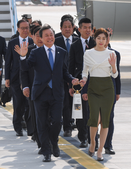 도종환 문화체육관광부장관과 김연아 평창동계올림픽 홍보대사를 비롯한 성화봉송단이 1일 오전 인천국제공항 제2여객청사에서 그리스 올림피아 헤라 신전에서 채회된 평창동계올림픽 성화램프를 들고 귀국하고 있다. 박윤슬 기자 seul@seoul.co.kr