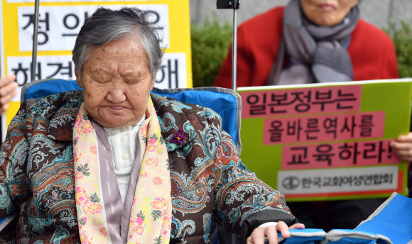 1일 서울 일본대사관 앞에서 열린 수요집회에서 길원옥 할머니가 굳은 표정을 짓고 있다. 박지환 기자 popocar@seoul.co.kr