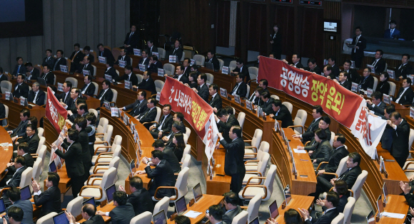 자유한국당 의원들이 1일 국회 본회의장에서 열린 문재인 대통령 시정연설 도중 현수막을 펼치고있다. 강성남 선임기자 snk@seoul.co.kr
