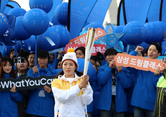 성화 봉송 기다리는 이상화