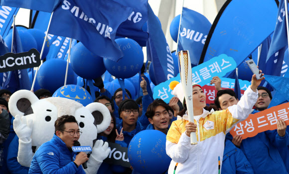 셀카 촬영하는 이성화